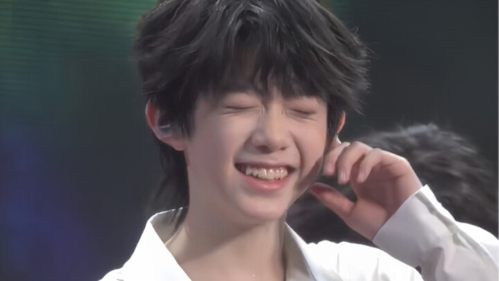 [Chen Yiheng] The little boy who dances the girl group dance and is shy smiles so sweetly "Tell Me" 