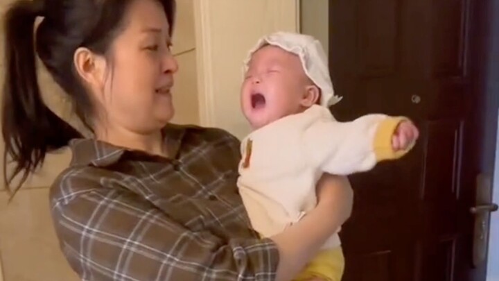 Sejak mengenal dunia luar yang penuh warna, si bayi kecil ini setiap hari ingin pergi bermain!