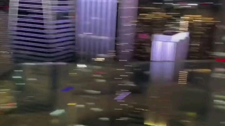 Người đàn ông cho rằng trong nhà không có ai nên đã khóa luôn cửa ban công; cư dân mạng bình luận: H