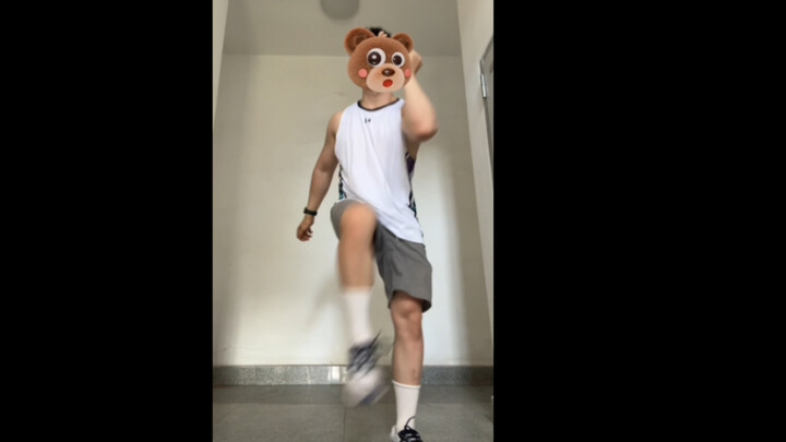 رجل العضلات غير المتناسق جاء مرة أخرى للرقص