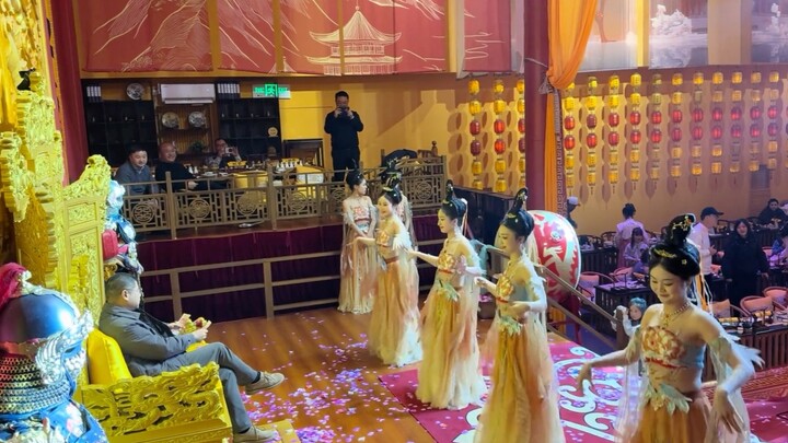 “Anh cả hôn quân” không chỉ am hiểu nghệ thuật mà còn hết sức tôn trọng nghệ thuật.
