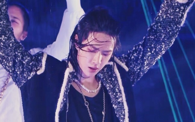 【หวังอี้ป๋อ】โชว์เปิดตัวครั้งแรกแบบไร้ที่ติในลุคหางม้าสูงที่งานเคาต์ดาวน์มะม่วง (คลิกเพื่อฟินจนใจละลา