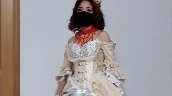Cosplay Madam menarikan versi IVL dari Kunkka