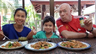 ผัดซ๊อิ้วหมูเส้นใหญ่เหนียวนุ่ม  Stir Fry Thick Noodles with Tender Pork