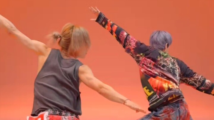 Park Won-bin dan Taro menerima tantangan Impossible, warna yang dipilih adalah oranye