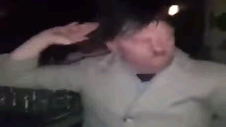 Một sinh viên nghệ thuật thất bại đi ngang qua