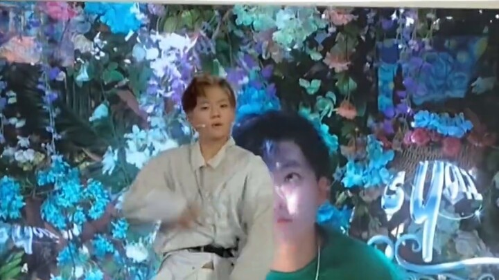 Amateurs sing and dance on stage with original songs! The first live stage shot of "IS YOU"