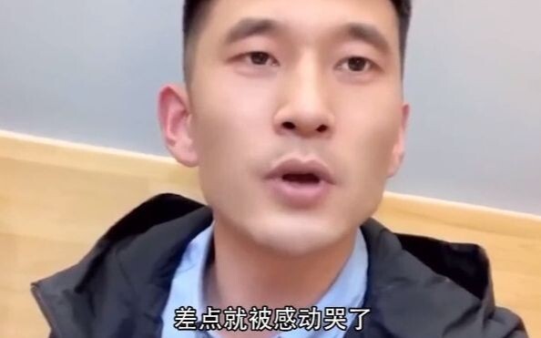 لحظات ضحك مجنونة تفتك بالقلب: بسبب قبحه الشديد أصبح زعيم مجموعة الأشخاص القبيحين.. رجل ناجح بوعي صاف