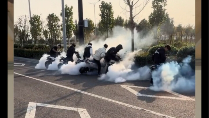 Ở nhà, ông Phùng già còn bay lên được, mà ông ấy nhất quyết bảo là đang thả diều.