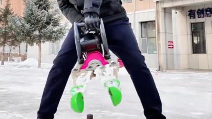 Man Builds a Homemade Hydraulic Snowball Grabber That Leaves Netizens Speechless: “If you get hit by