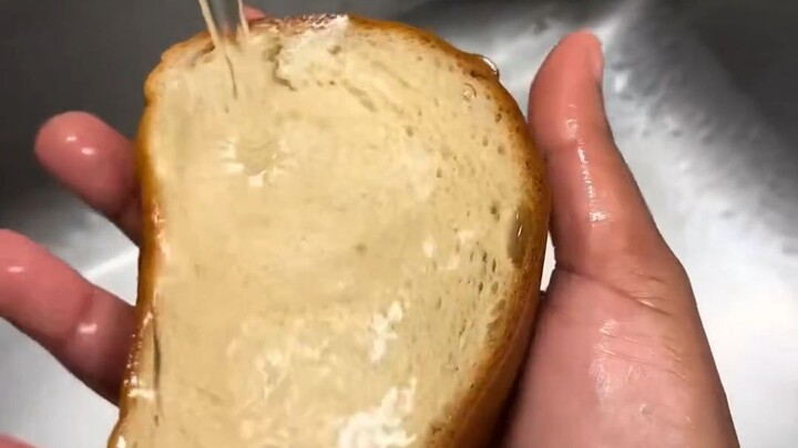 Roti Amerika yang tak bisa hancur: Setelah disiram air, roti itu justru seperti spons—sekeras apa pu