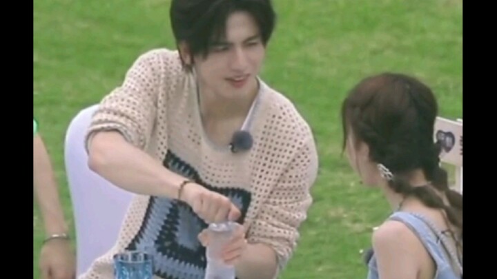 จางหลิงเฮ่อช่วยไป๋ลู่เปิดฝาขวด หวานมากจริงๆ~~
