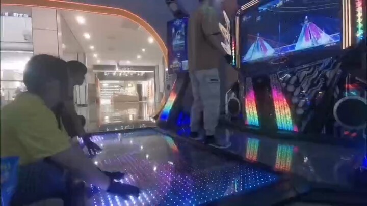 The arcade finally got a middle-schooler-style rhythm game, and there's also local multiplayer!