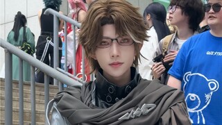 Walter Yang, an ordinary office worker at the comic convention
