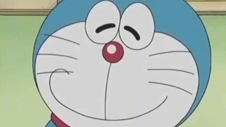 Doraemon tersenyum lebar