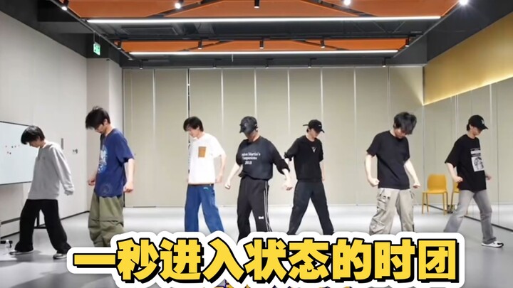 فريق التايمز الذي يدخل في أجواء الأداء في ثانية واحدة، في الثانية السابقة كان لا يزال يثرثر، وفي الث