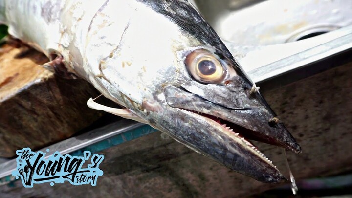 CUTTING MACKEREL FISH FOR MAKING "KERUPUK BASAH"-RESEP MAKANAN KHAS KALIMANTAN BARAT KAPUAS HULU