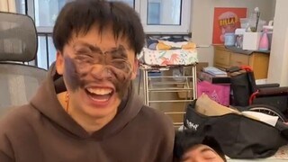 室友被恶作剧，非但不生气还跟着傻乐，太搞笑了