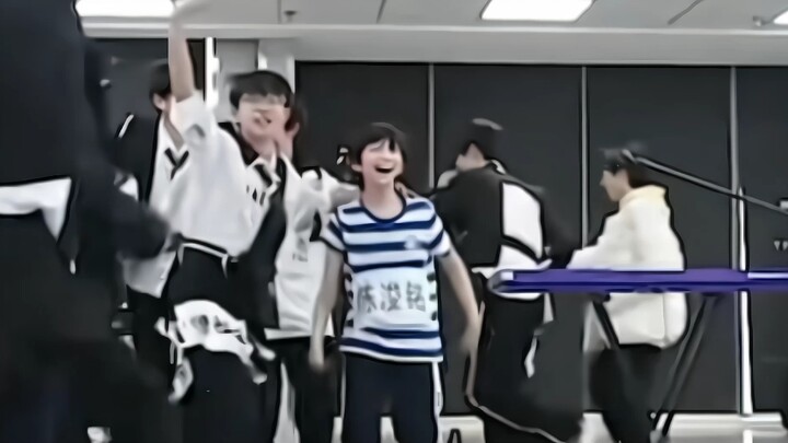 [Mu Zhicheng] [Chen Junming] You little brat, you’re laughing at me, aren’t you?