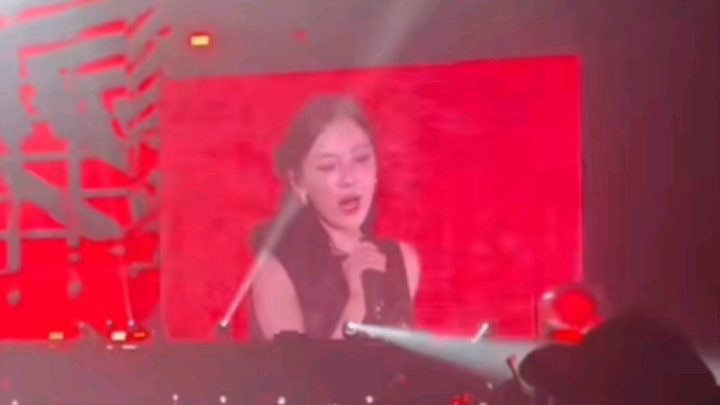 What’s going on? Ningning’s mic is dead?? She’s shouted herself hoarse, but not a single word came t