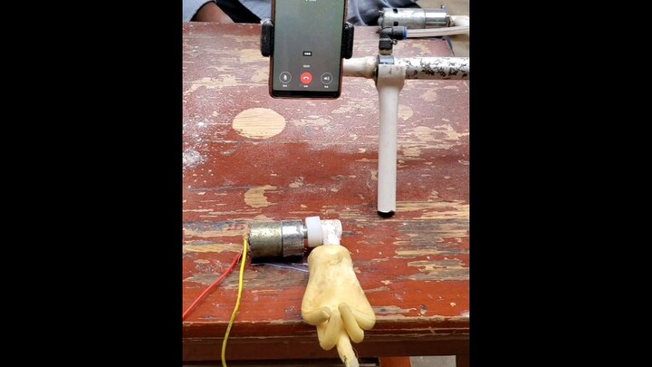 อุปกรณ์ช่วยรับโทรศัพท์ขณะกินข้าว! สำหรับคนรักการประดิษฐ์