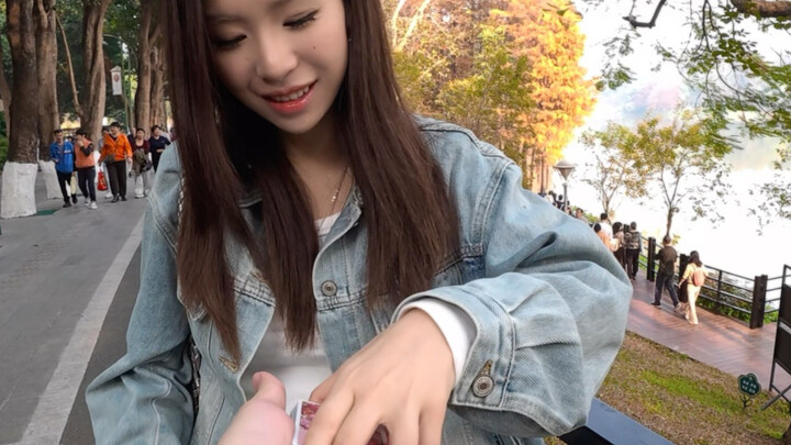 Cảnh sát lái xe hoa trổ tài trước cô gái đi đường, liệu chiêu rút bài thần sầu có đủ dọa được cô ấy 