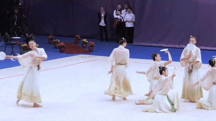 这是中国艺术体操运动员跳的中国舞，真的很好看，古典音乐听着也很舒服，给现场观众惊呆了#中国# #热门视频#