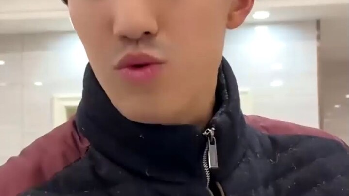 كنتُ أعلمُ تمامًا أنَّ أبي يُخفي عني أمرًا ما!