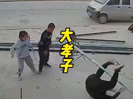 Anak berbakti besar: Tingkah menggemaskan sekaligus membingungkan si bayi manusia.