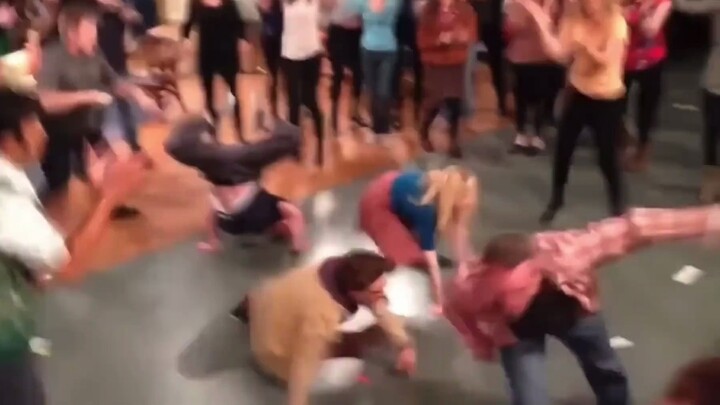 Para pemain dan kru The Big Bang Theory: Behind the Scenes menggelar acara flash mob ini