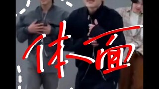 没有体面一点的衣服吗？左边的当地人😅