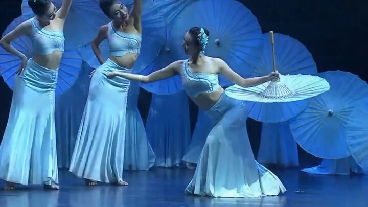 The 14th China Dance "Lotus Award" National Folk Dance "Cradle of Life" Performer: Dance Academy of 
