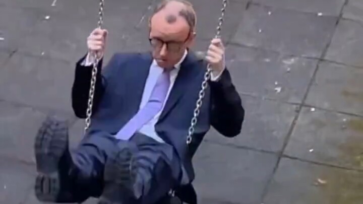 German Chancellor Merz was photographed swinging in a fancy way.