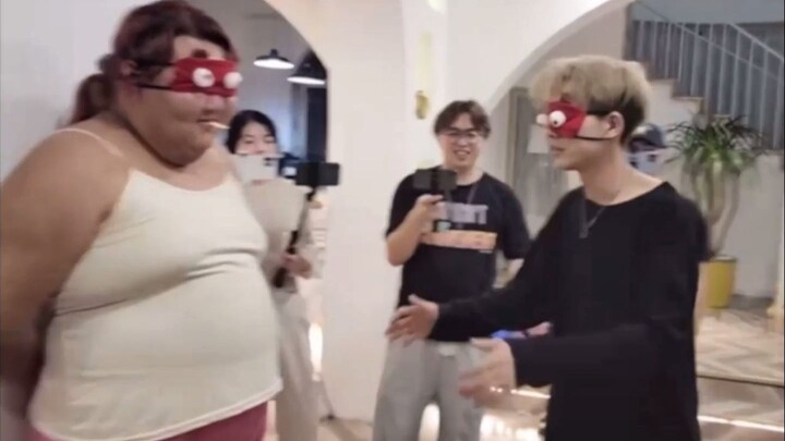 زى شنغ وأختي البطيخة يلعبان لعبة، وبدون قصد قبّل وجه أختي البطيخة.