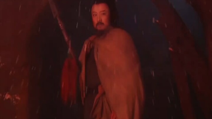 Why did Lin Chong choose two weapons of different lengths—long and short—when he was at the Snowy Mo