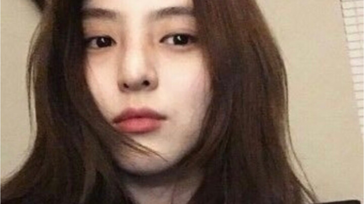 Even before her debut, Han So-hee’s Instagram videos already showed her looking both stunning and ha