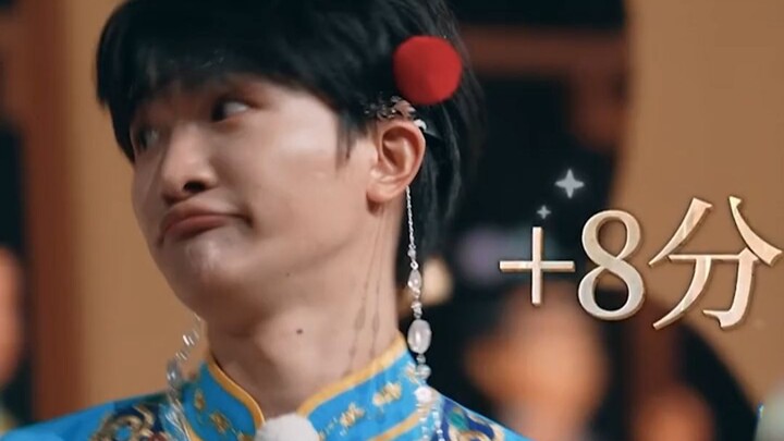 Châu Thâm thắng rồi, vừa nhăn mũi vừa tỏ ra hãnh diện: “Tôi chẳng hiểu nổi mấy người bị trừ điểm gì 