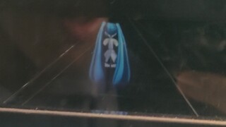 حول حقيقة أن هناك ميكو مخبأة في العرض بالبرج العلمي للمدرسة