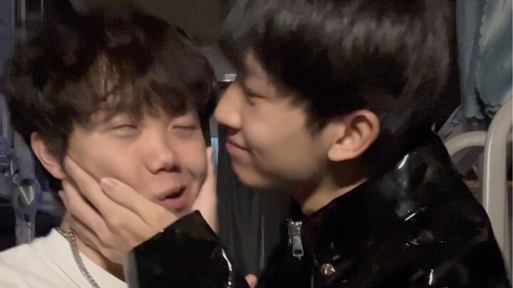 เพื่อนร่วมห้องของฉันแอบอ่านหนังสือเพื่อ...