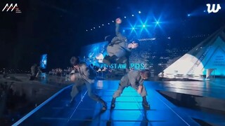 من قال إن القطط لا تستطيع الطيران؟ لي يونغ تشين أخذ يحلق مباشرة على مسرح AAA. إصدار جديد من غرفة الت