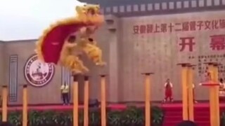 What do you do when the pillar used in lion dancing topples over? This "cute lion" has a clever solu