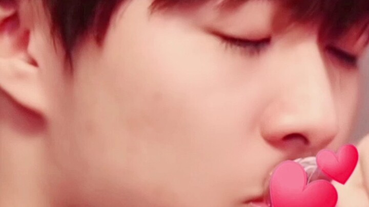 Anjing kecil, kenapa kamu menutup mata saat makan?!