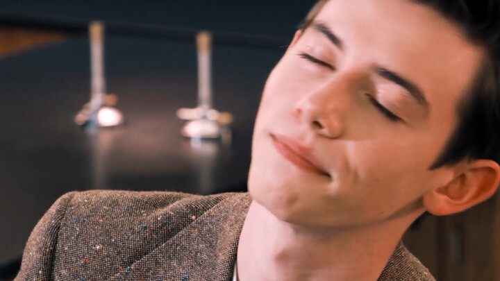 “Who gets it? The moment he stepped onto the box, he was so freaking handsome!!”