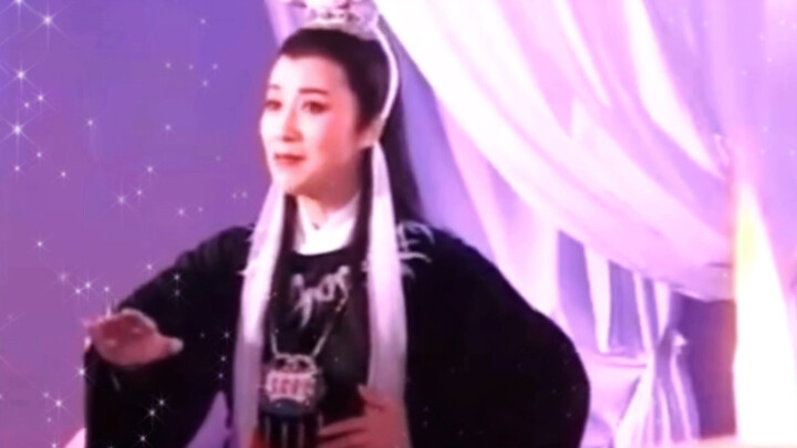 Khí chất này sao có thể là của Giả Bảo Ngọc? Rõ ràng là của một vị hoàng đế mất đi phi tần yêu dấu..