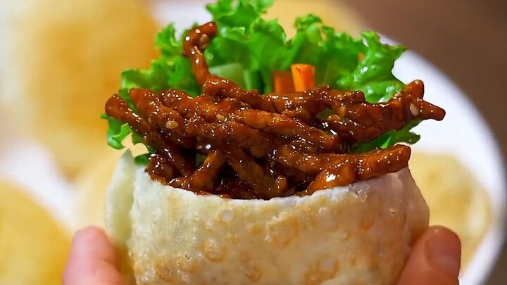 Luar biasa! Kulit pangsitnya berubah menjadi kantong-kantong kecil yang mengembang setelah digoreng 
