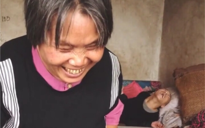 Blind mom makes shrimp for the first time—her cerebral palsy son laughs like a kid!