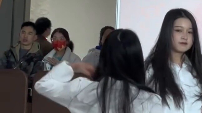 AOA váy ngắn Shin Ji Min thẳng bắn