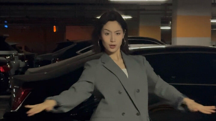 ใส่สูทเต้นลัตินแดนซ์ ก็ยังดูสง่างามได้!