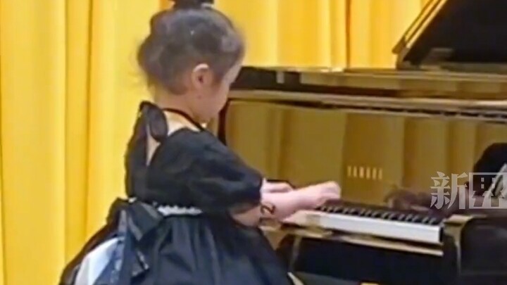 Mẹ ghi lại lần đầu tiên con gái 4 tuổi tham gia cuộc thi piano, còn tự ý thêm bàn đạp vào phút chót.