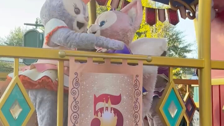 Er’er secretly kisses Lulu and gets away with it! So cute!